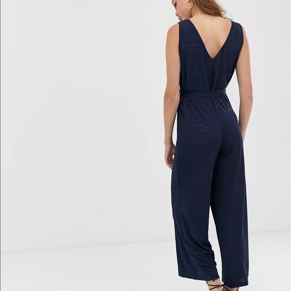 ASOS DESIGN v front v back textured sleeveless jumpsuit with tie waist (size 8) - Picture 3 of 5
